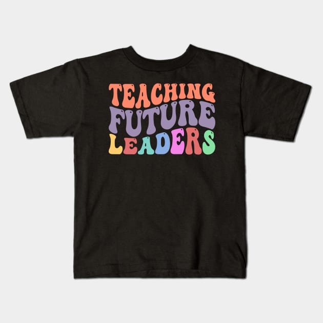 Teaching Future Leaders, Cute Kindergarten teacher Kids T-Shirt by yass-art